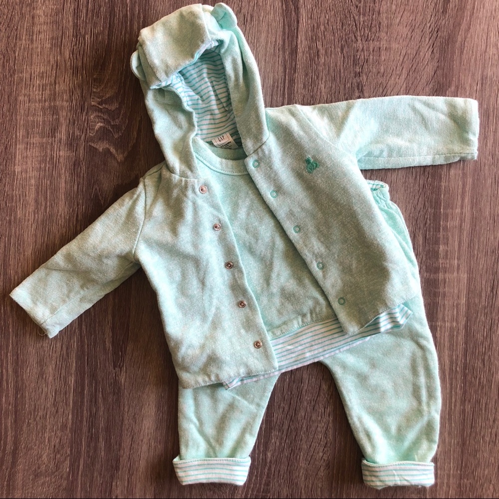 Baby Gap Reversible 3-piece-set.